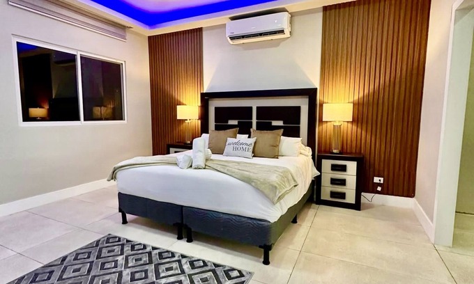 Santa Ana House | ≈Perfect for Families & Friends Free daily cleaning <Wifi , Hot water <AC≈