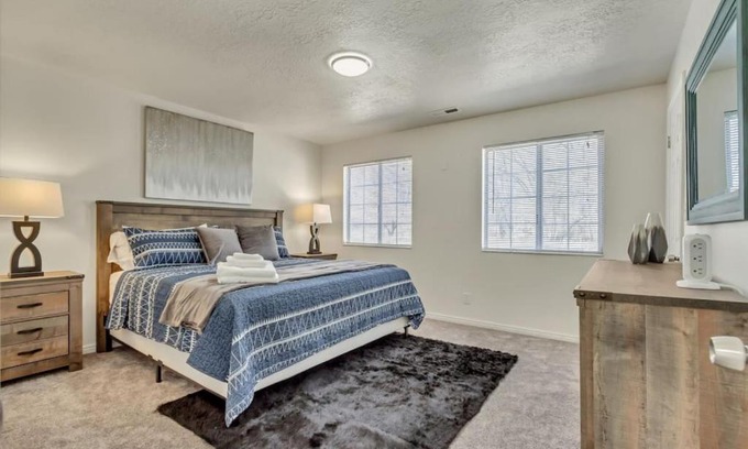 North Park House | Perfect For Large Groups - Fun 6BR with 2 Kitchens