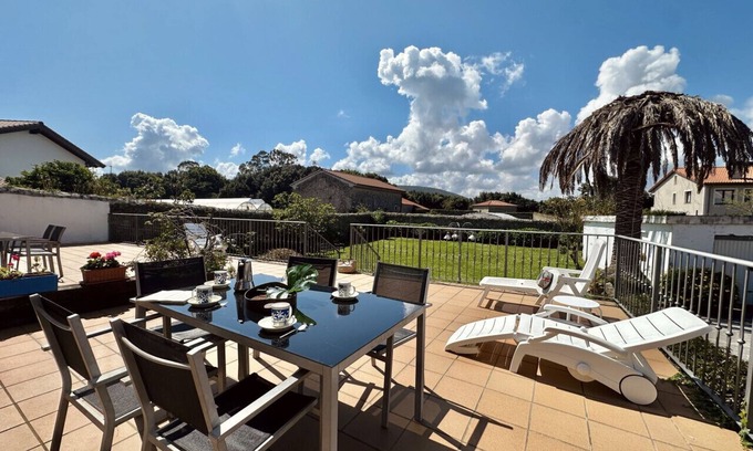 Isla House | 🏡 Perfect Island Getaway - Townhouse with Private Parking 🚗✨.