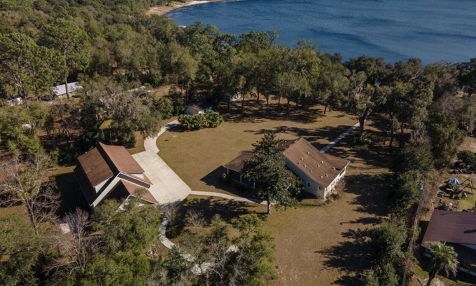 Melrose House | Perfect Lakefront Getaway on clear deep private lake 20 min from Gainesville