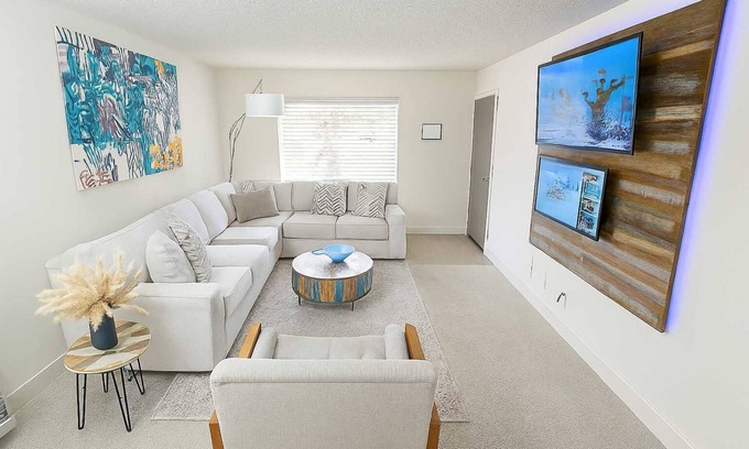 Uptown Condo | Perfect Location 2BR 5 Min Walk to Galleria Saltwater Pool