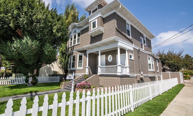 Alameda Apartment | Perfect Place in Alameda- Entire Upper Unit
