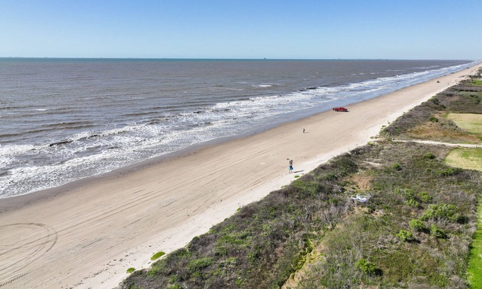 Port Bolivar House | Perfect | Steps to Beach | Firepit | Sleeps 10