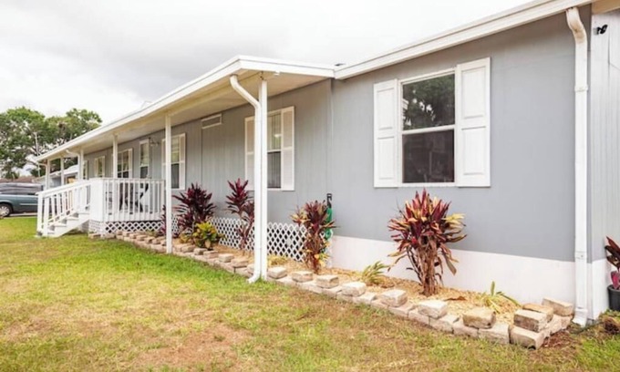 Taylor Creek House | Pet Friendly 3 Bed 2 bath Family Home on the Waternn