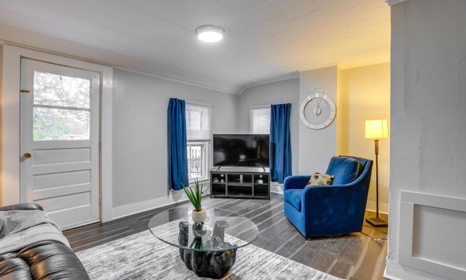 Auburn Apartment | Pet-Friendly Auburn Apartment with Balcony!