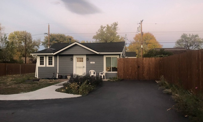 East Gate House | Pet friendly Bungalow. Close to Downtown and Mountains!