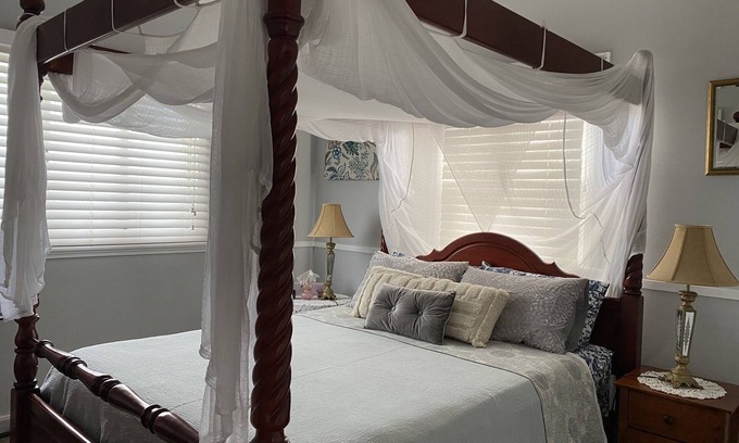 Redcliffe House | Pet Friendly -Easy walk to beach, cafes, restaurants - Free Netflix - Wifi