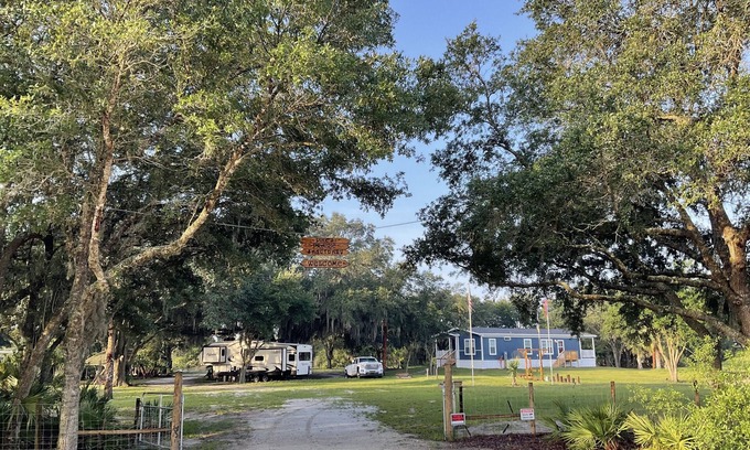 Okeechobee Cottage | Pet friendly, fenced acres, oak hammock, and lake. Star gazing. Peaceful.