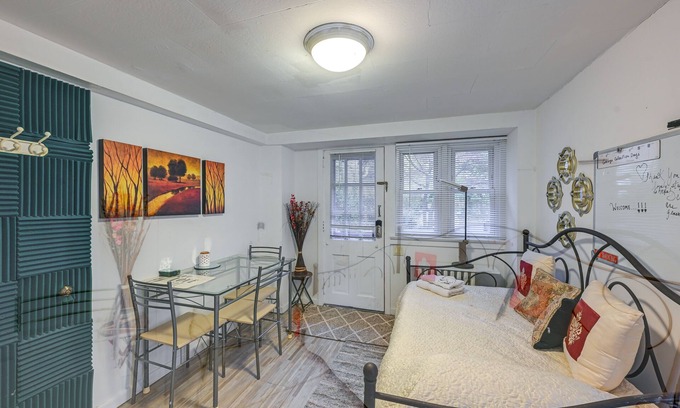 Great Neck House | Pet-Friendly Great Neck Home ~ 1 Mi to Kings Point