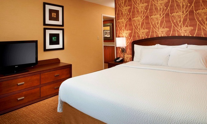 Novi Hotel | Pet-Friendly Haven with Swimming Pool, Near Suburban Collection Showplace