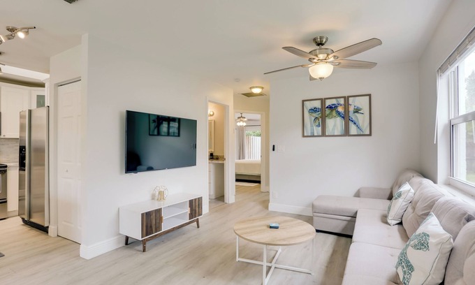 North Palm Beach Heights House | Pet-Friendly Jupiter Townhome, 6 Mi to Beaches!