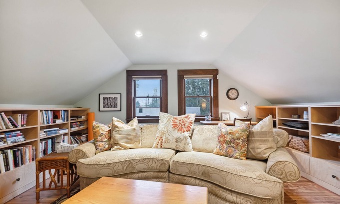 Shawnigan Lake Apartment | pet-friendly loft minutes to lake, in the heart of Shawnigan Lake