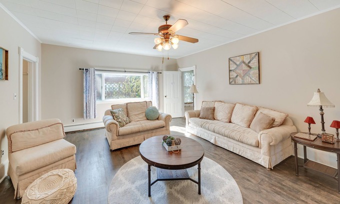 Mount Carroll House | Pet-Friendly Mount Carroll Home w/Fenced-In Yard!