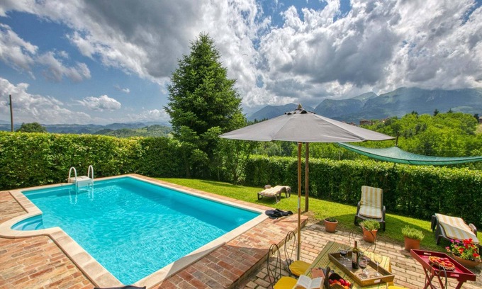 Amandola Villa | Pet-Friendly Villa with Garden
