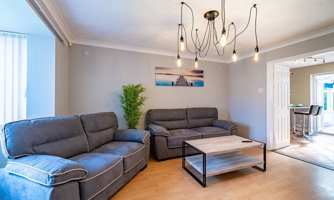 Peterborough House | Peterborough Contractors,6Beds,2Baths,Free Parking6