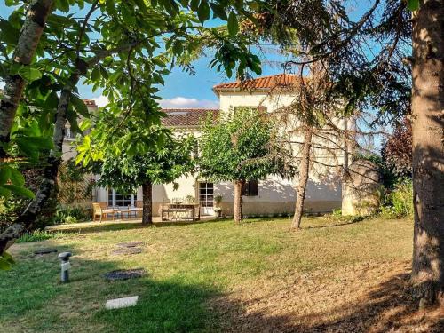 Blasimon House | Petit Est - Eco Cottage in large private garden near Saint-Emilion