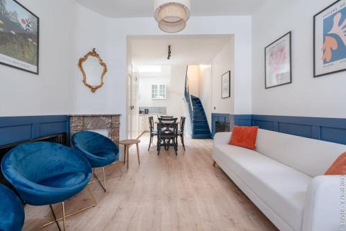 Leffe Apartment | Petite Dinant - Feet in water hands on the rock