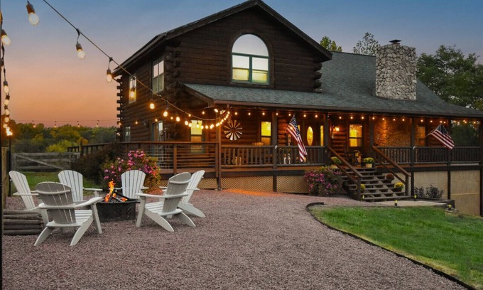 Edinburg Cabin | Pets? YES! Hot Tub ★ Fast Wi-Fi ★ Pool Table ★ Foosball