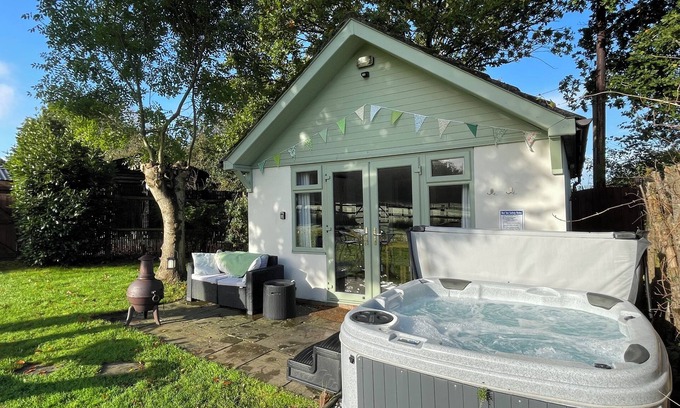 Wimborne Cottage | PHEASANT LODGE, romantic, with hot tub in Wimborne Minster