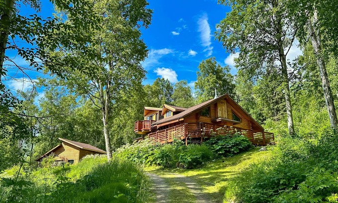 Eagle River House | Picturesque dog-friendly log cabin with stunning views and wood stove