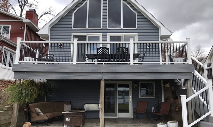 Edwardsburg House | Picturesque Lake Home