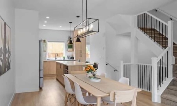 Southwest Calgary House | Ping Pong | King Bed | 3BR | Garage| AC | Backyard