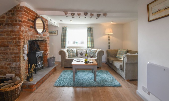 Diss Cottage | PINK COTTAGE, STRADBROKE, pet friendly, with open fire in Stradbroke