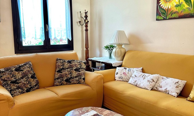 Gaino House | Pink House cottage in a quiet location