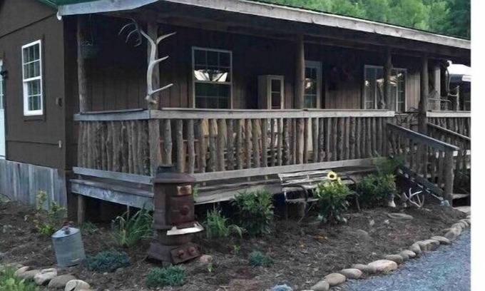 Elkins Cabin | Pioneer cabin in Bowden, Canaan Valley sleeps 8