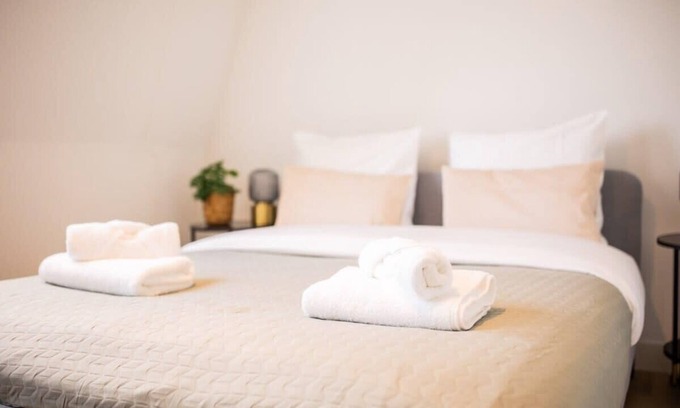 De Bilt Apartment | Pivotal 1 Bed Serviced Apartment 64m2 -ESS38P-