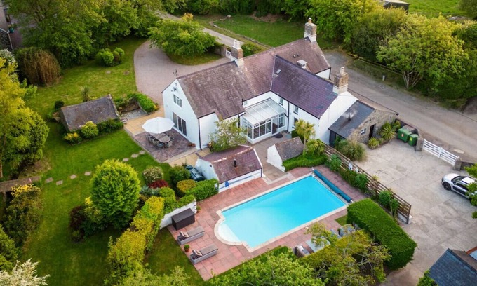 Garn Fadryn House | Plas Newydd with Swimming Pool