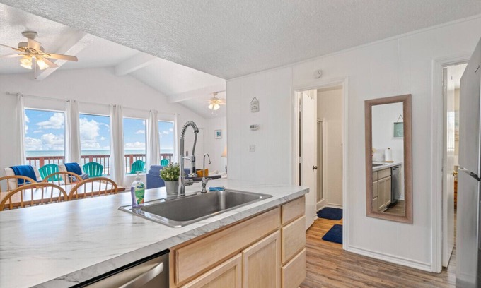 Surfside Beach Apartment | Playa Azul · Oceanfront Cottage, Comfy and Pet/Family Friendly