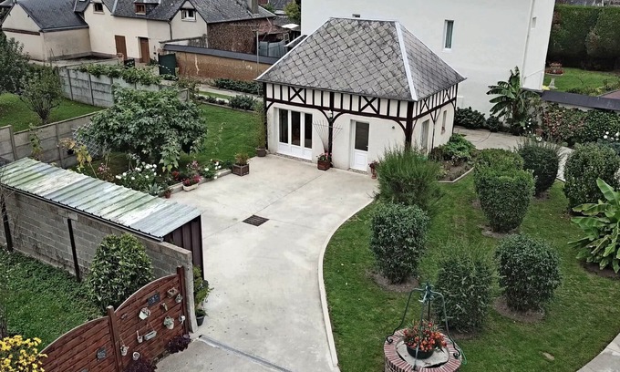 Serquigny House | pleasant and flowery cottage