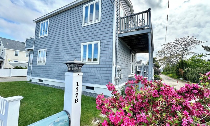 Newbury House | Plum Island Cottage 2 BR, walk to beach