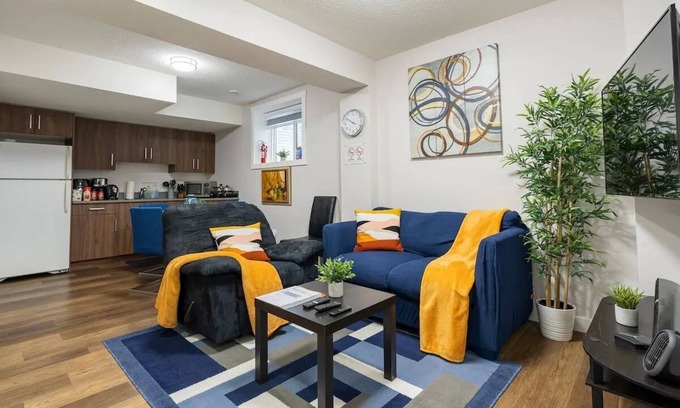 Airdrie House | ♡ Plush Suite with | Pet Friendly | Fast Wi-Fi | Perfect for Long Stays ♡