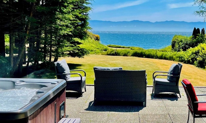 Juan de Fuca Electoral Area House | Points West Oceanfront Resort 2 Bed Ocean Point Suite