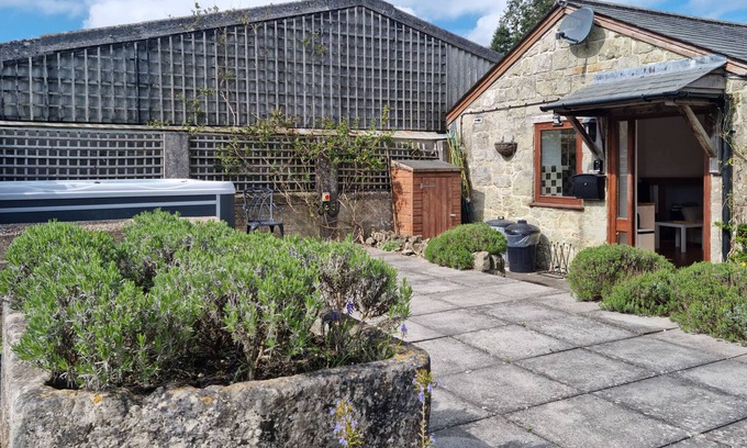 Ebbesborne Wake Cottage | POND, pet friendly, with hot tub in Ludwell