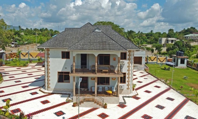 Dar es Salaam Villa | Pool- 5Br/4Ba- Balcony- Garden- AirCon- Parking