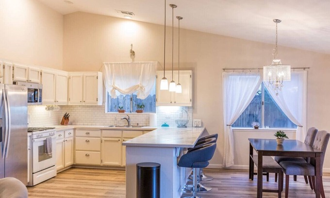 Columbia House | Pool w/opt. fence + 4BR + En Route to Lassen