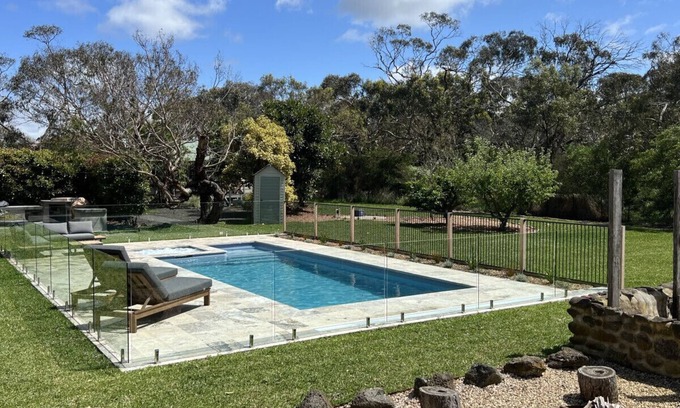 Wallington Apartment | Poolside Loft- Private retreat, Shared Pool/Spa, Basketball Court, Close to wineries, Golf, Beaches