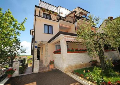 Funtana House | Poreč - Funtana Family Friendly Apartment Complex near Dinopark