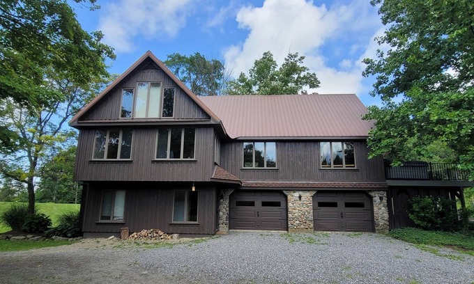 Westfield House | Portage Ponds 5 BR/3 Bath close to CHQ, wine trail