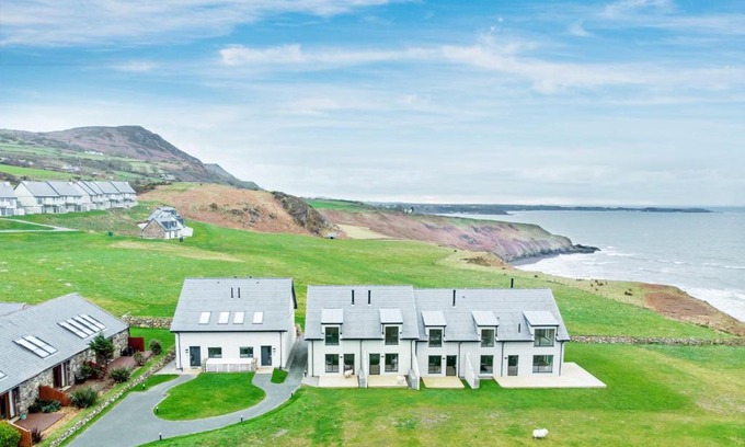 Pistyll House | Porth Oer