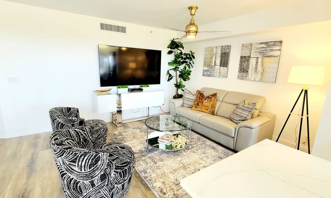 Bella Vista Condo | POSHPADZ -OceanView Villa-Resort Complex, Penthouse, Sleeps 4, Walk to Beach