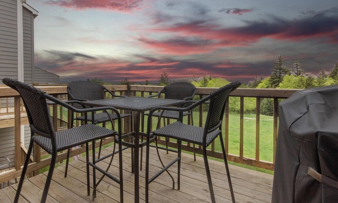 Snowshoe House | PR 36 - Spacious & dog-friendly summer getaway. Minutes to bike trails!