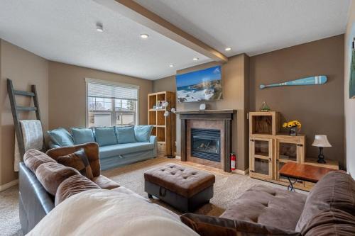 Sylvan Lake House | Prairie Oasis I Sleeps 16 l BBQ & Patio l Smart TV
