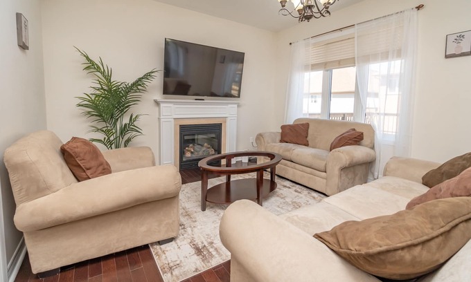 Waterloo House | Premium 4 Bed, Parking & Steaming Services, Mins From UOW