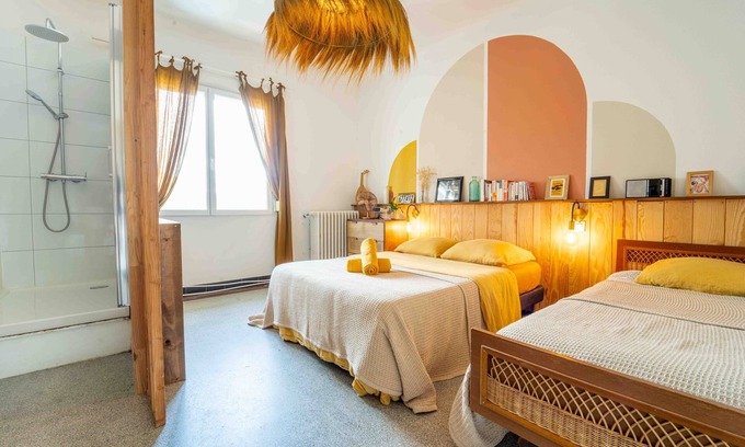 Biscarrosse Plage House | Premium room with queen bed and private shower