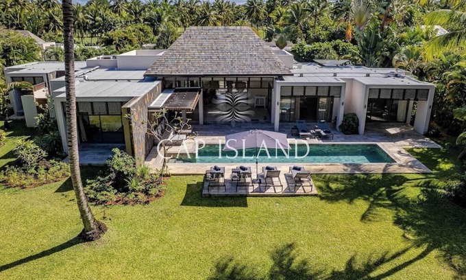 Grand River South East House | Prestigious 4-bedroom en-suite villa on the Golf d'Anahita