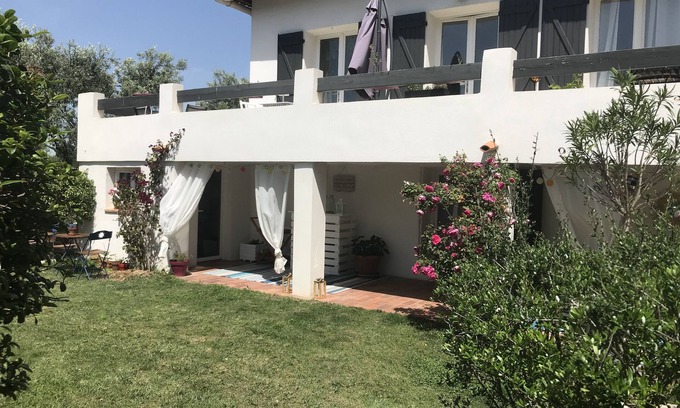 Allauch House | Pretty dependent room in house with garden